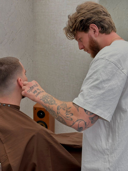 Barbier trimt baard van klant in barbershop Sylvester Hair Studio Velp