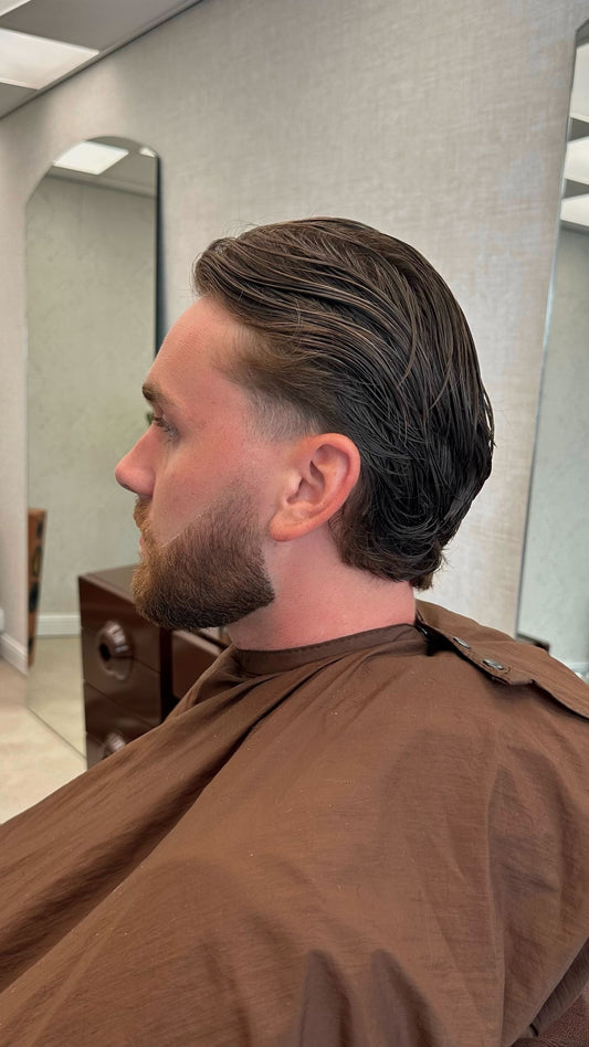 Strak gestyled herenkapsel na knippen en baardverzorging bij Sylvester Hair Studio in Velp – moderne en verzorgde look.